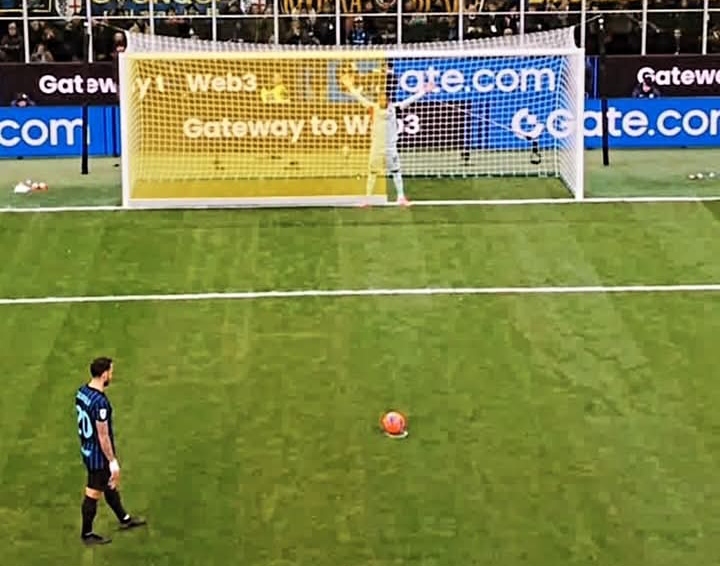 Detik-detik sebelum kiper AC Milan Mike Maignan menepis tendangan pinalti gelandang Inter Milan Hakan Calhanoglu.