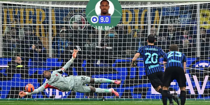 Aksi kiper AC Milan Mike Maignan menepis tendangan penalti gelandang Inter Milan Hakan Calhanoglu.
