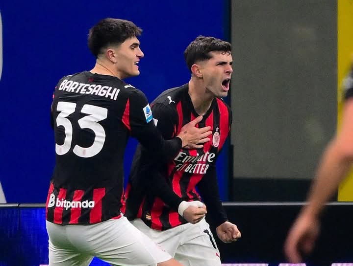 Davide Bartesaghi, bek sayap AC Milan ikut larut dalam gol kemenangan AC Milan atas Inter Milan yang dicetak Christian Pulisic.