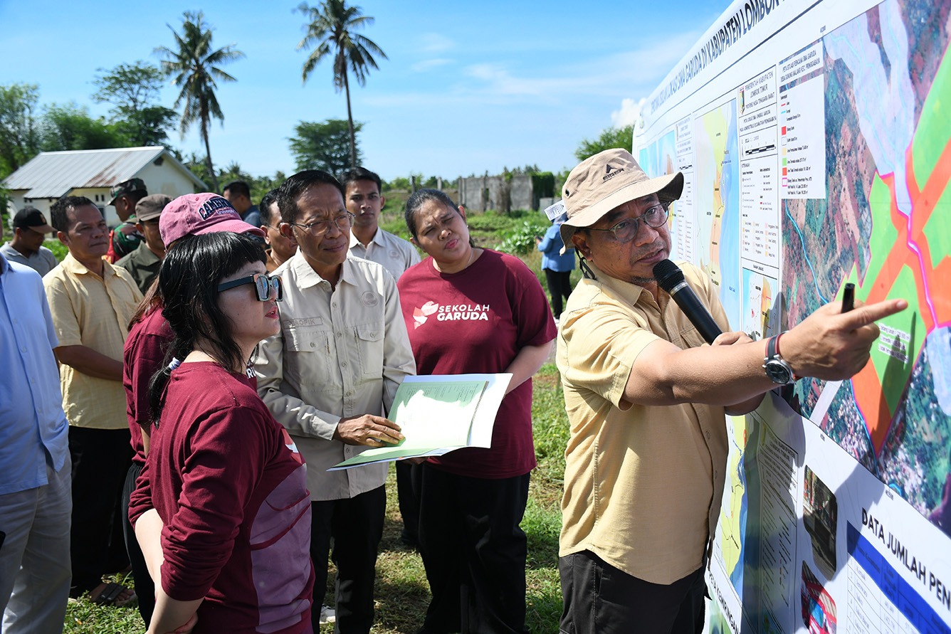 Sekda Lotim M Juaini Taofik saat mendampingi Wakil Menteri Kemdiktisaintek mengunjungi lokasi yang diajukan Pemkab Lotim untuk pembangunan sekolah Garuda, Sabtu (23/11).