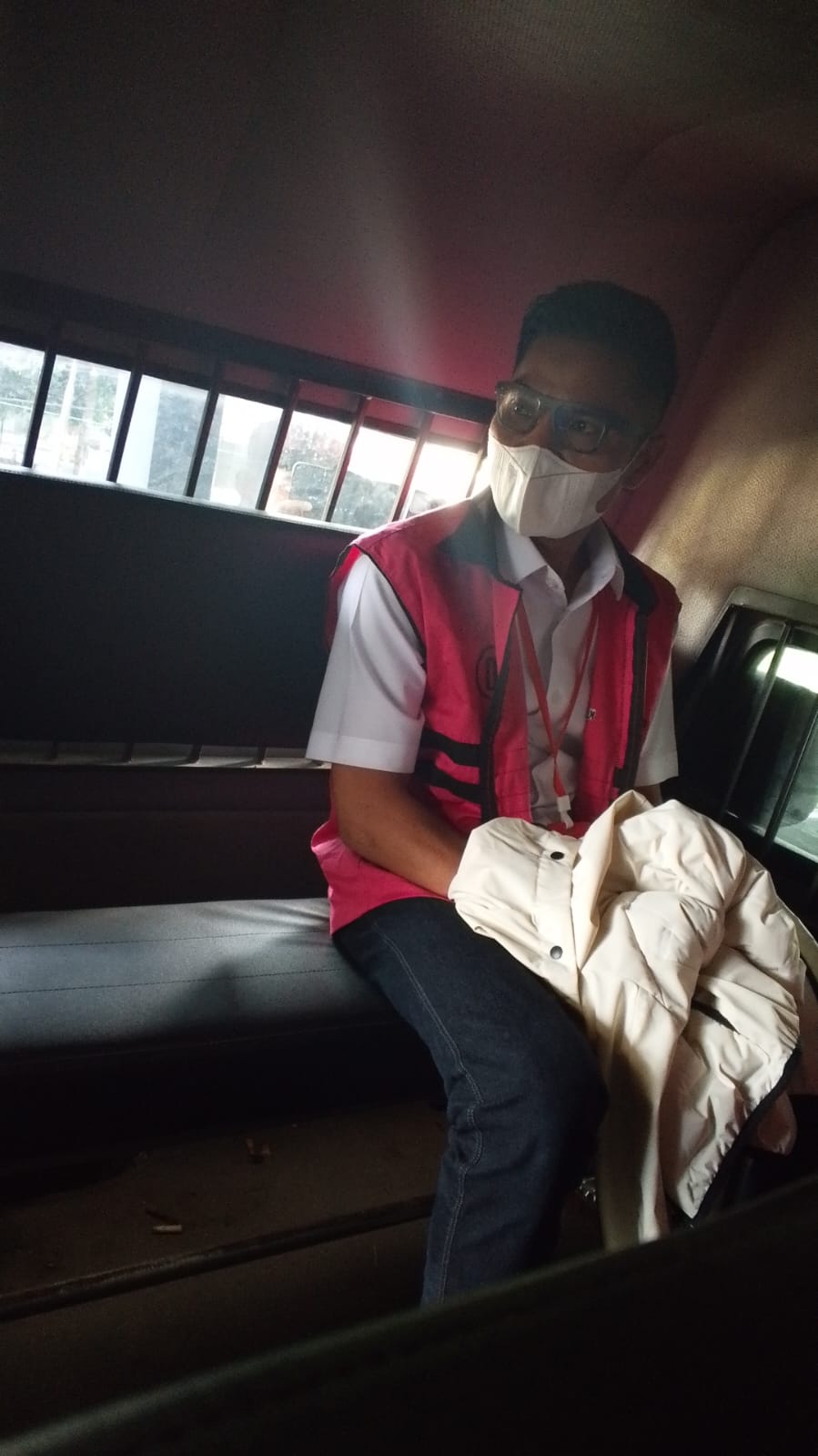 Tersangka kasus dana siluman Hamdan Kasim duduk di mobil tahanan saat ditahan di Kantor Kejati NTB, Senin (24/11).