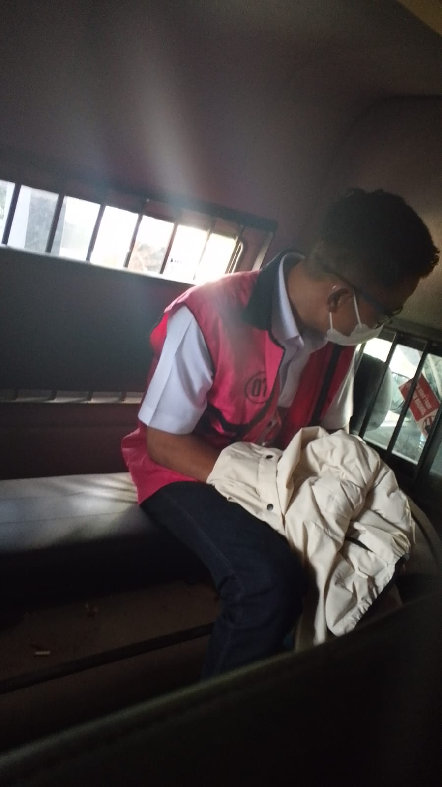 HINDARI KAMERA: Tersangka korupsi dana siluman di DPRD NTB Hamdan Kasim menunduk saat duduk di kursi mobil tahanan Kejati NTB, Senin (24/11).