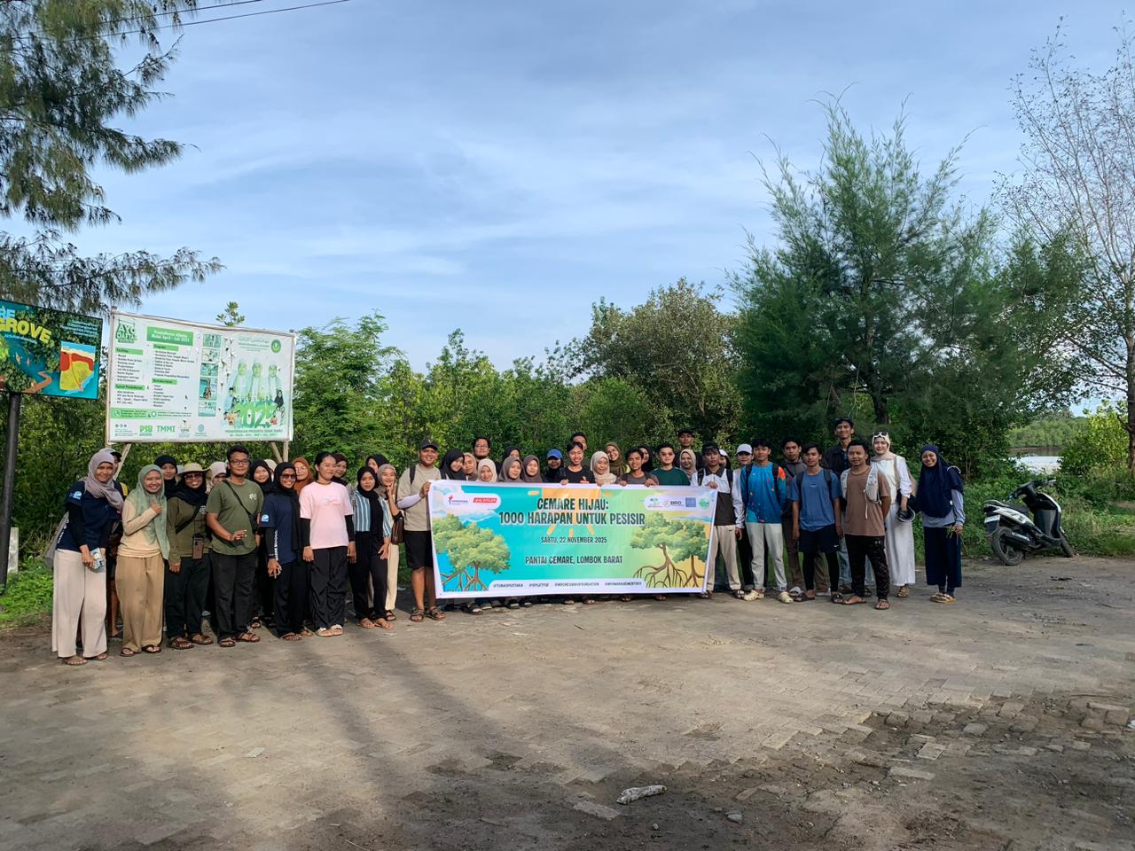 Volunter usai menanam bibit mangrove sebagai upaya cegah pemanasan global.
