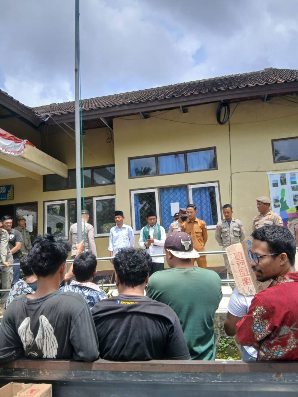 kepla desa lendang nangka utara saat menmui masa aksi pada saat demonstrasi