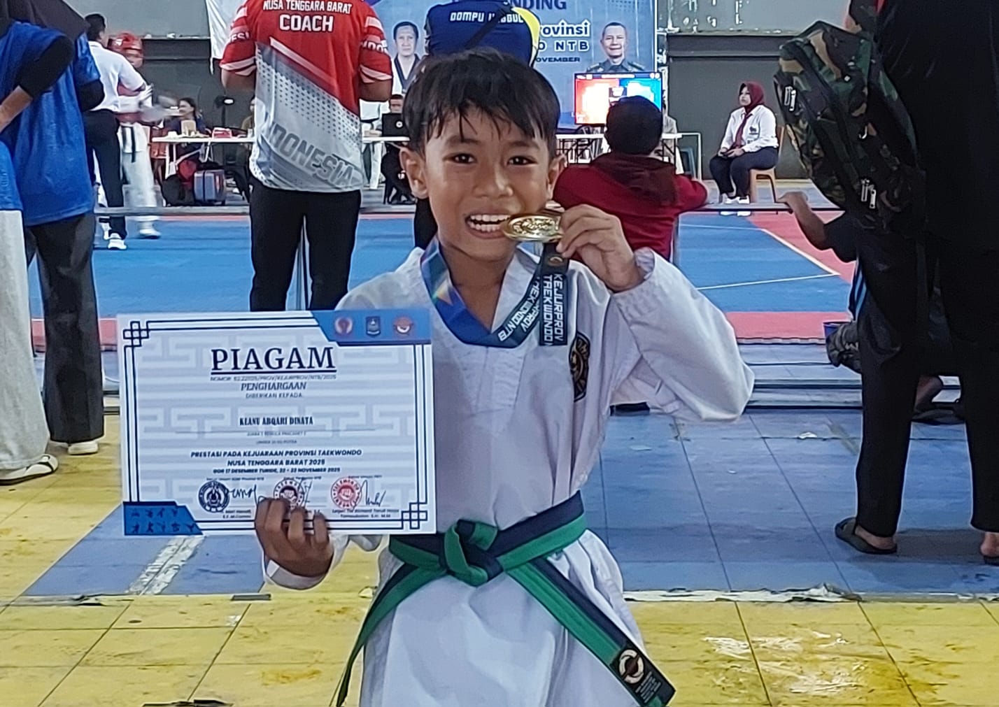 Salah satu atlet Dojang Tegarbaja yang berhasil meraih medali emas dari nomor kyurugi pracadet pada Kejurprov Taekwondo NTB 2025.