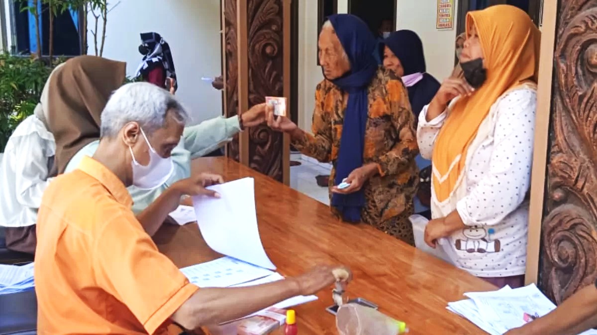 Ilustrasi pencairan bansos reguler pkh tahap akhir, kpm terima dana rp 750 ribu hingga rp 975 ribu di kks bri.