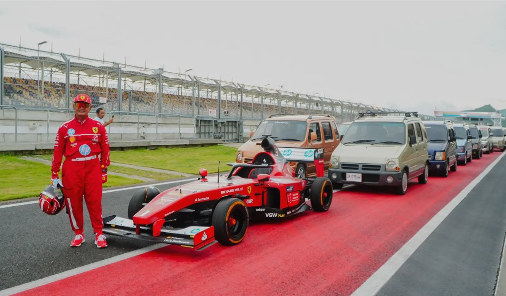Peserta kopdar bersiap di area pitlane Sirkuit Mandalika sebelum memasuki area lintasan sirkuit, Minggu sore (23/11/2025). Komunitas Fantastik dan single fighter ikut menyemarakkan kegiatan kopdar.