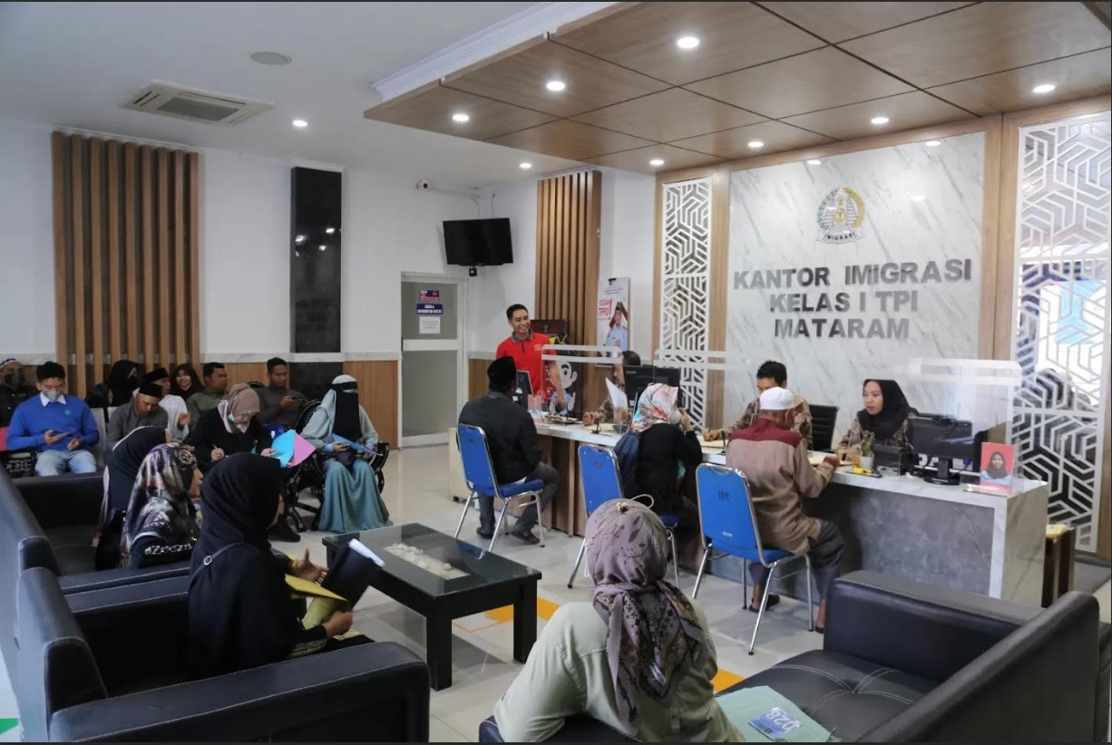 KALAH GUGATAN: Sejumlah masyarakat mengurus Paspor di Kantor Imigrasi Kelas I TPI Mataram, beberapa waktu lalu.