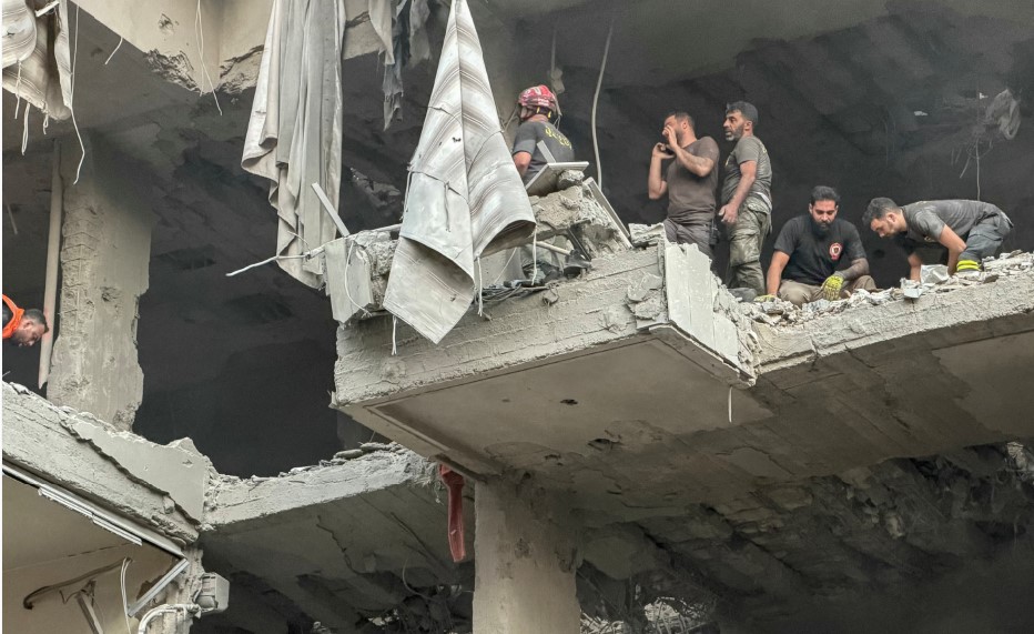 EVAKUASI: Tim penyelamat mencari korban di lokasi serangan Israel di Haret Hreik, Beirut, Lebanon, Minggu (23/11).