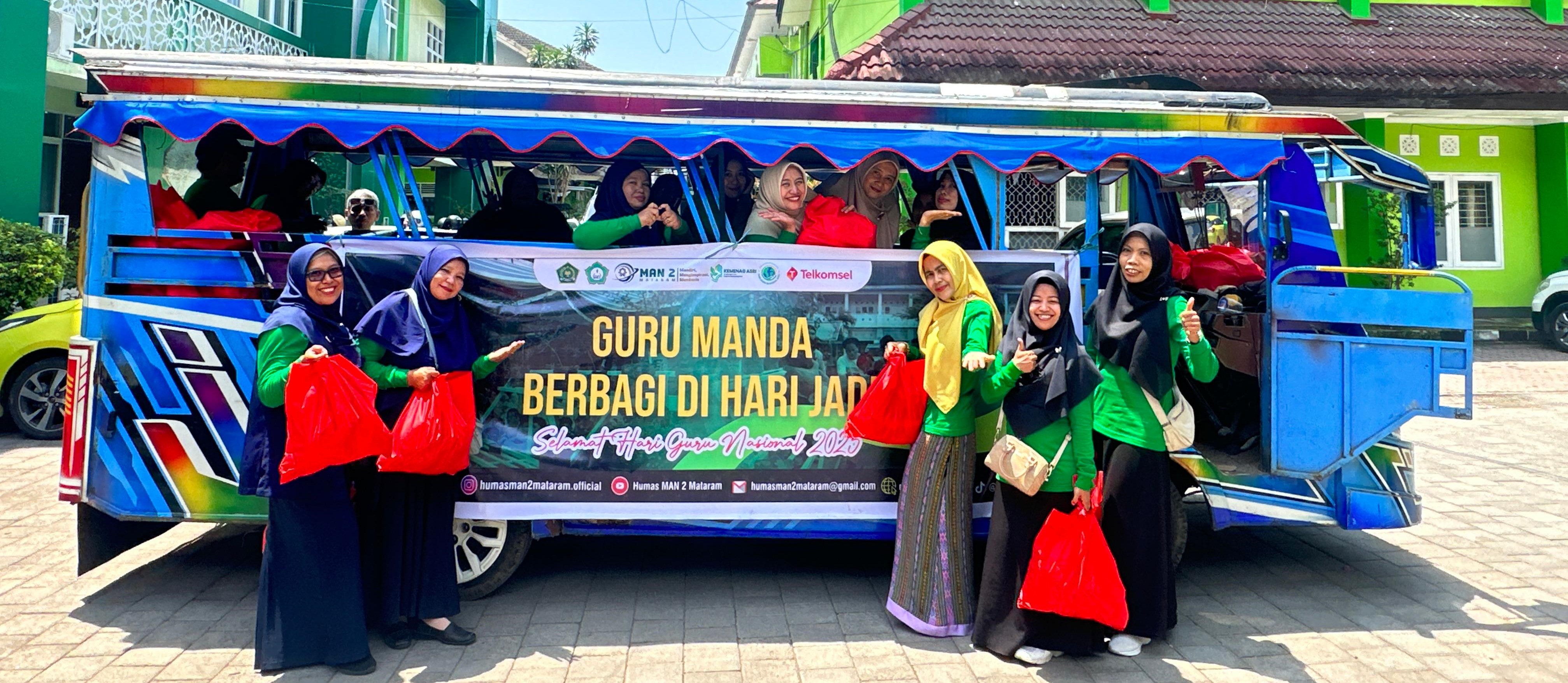 Para guru MAN 2 Mataram berkeliling Kota Mataram pada  aksi sosial Guru Manda Berbagi dalam memeriahkan HGN 2025.