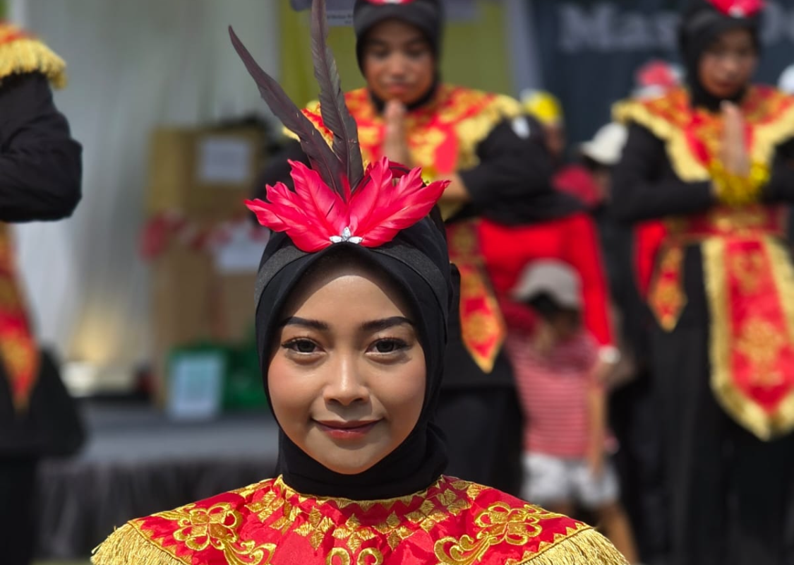 DEFILE KREASI KESEHATAN: Tenaga kesehatan tampil penuh semangat dalam defile bertema edukasi kesehatan, membawa pesan-pesan pencegahan stunting, DBD, PHBS, hingga pernikahan dini.