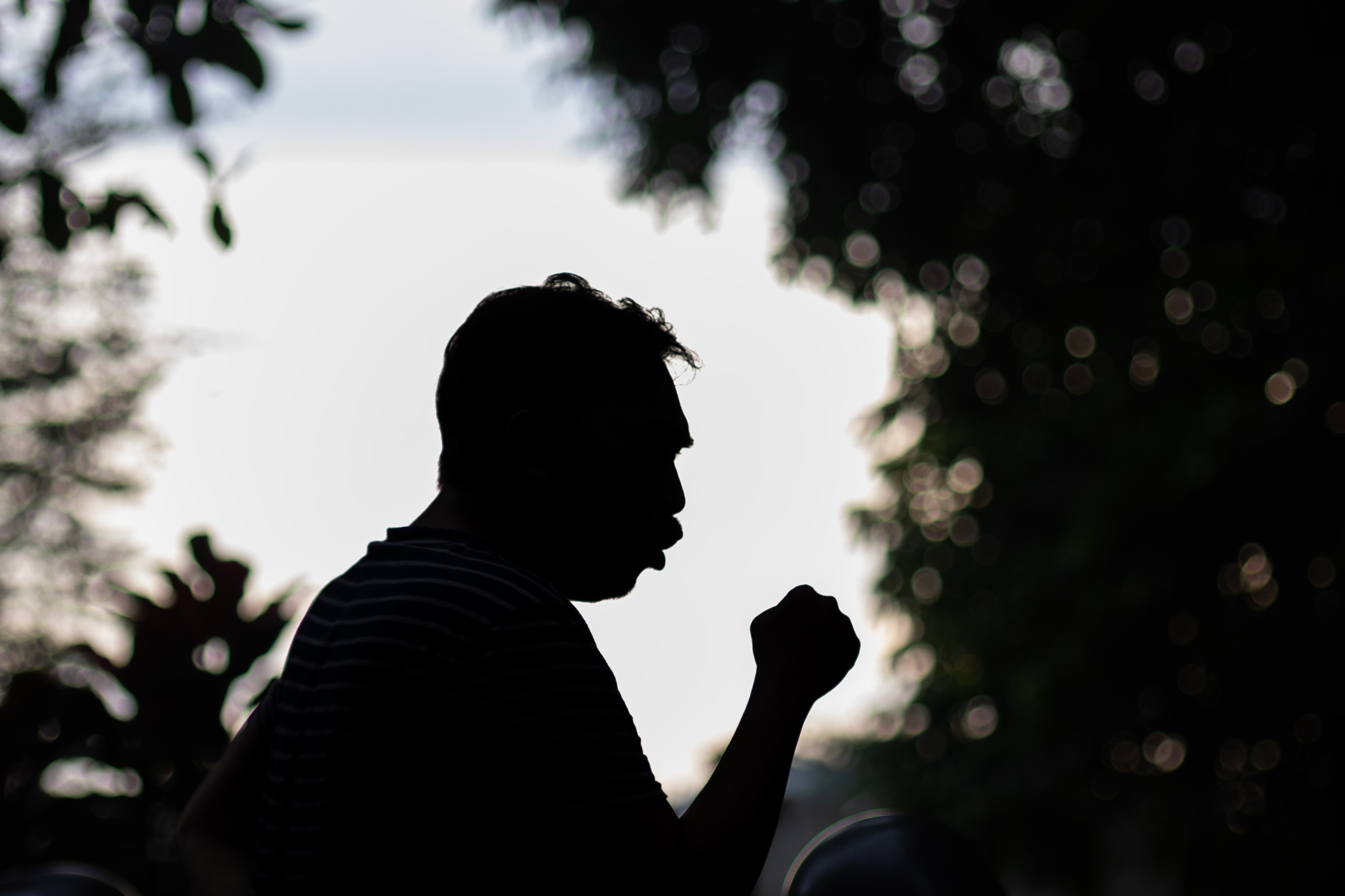 TBC adalah penyakit yang ditularkan melalui udara saat penderita batuk, bersin, atau berbicara.