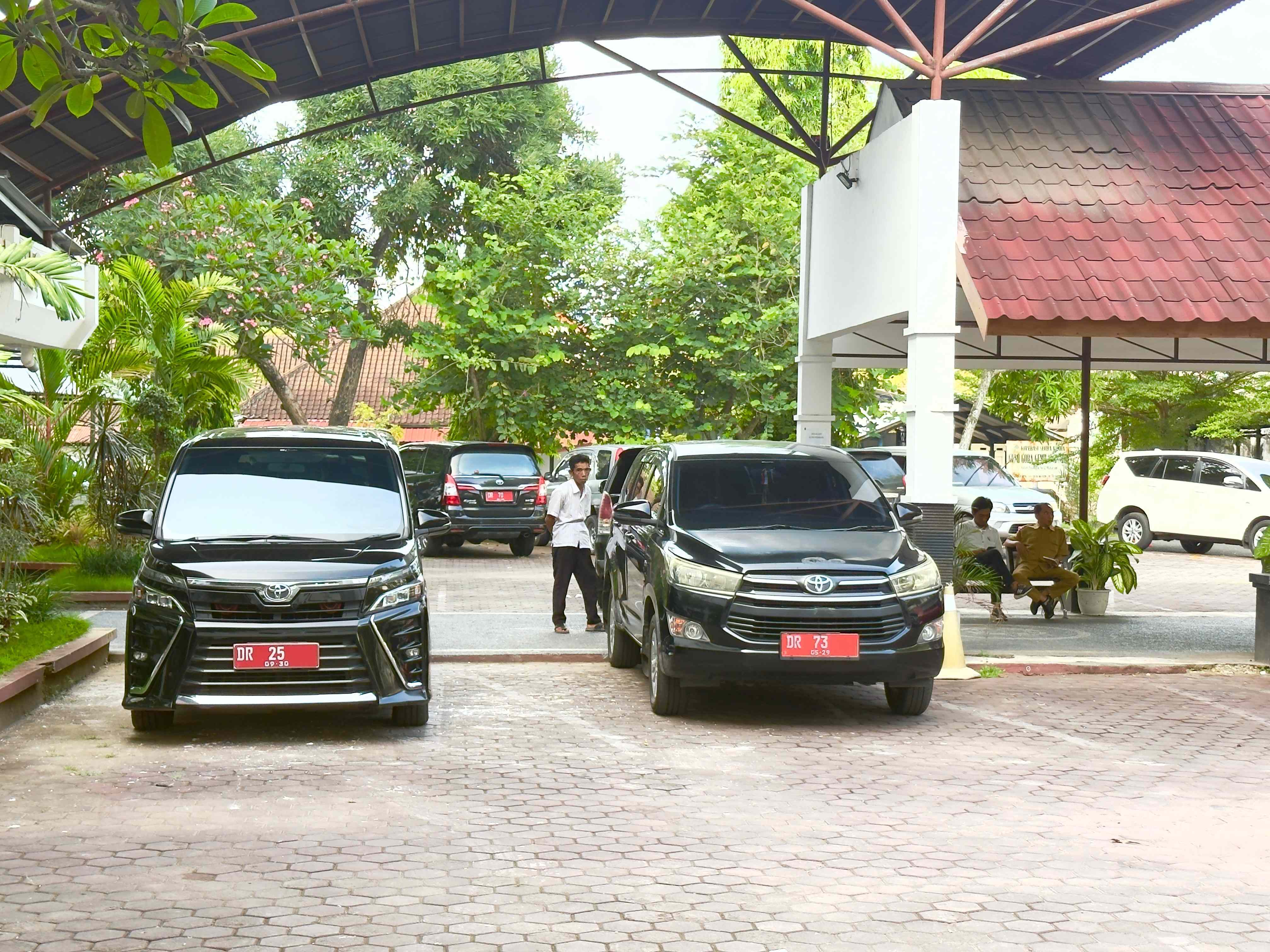 PELAT MERAH: Dua mobil dinas pejabat eselon II lingkup pemprov, terparkir di salah satu sudut di Kantor Gubernur NTB, Senin (24/11).