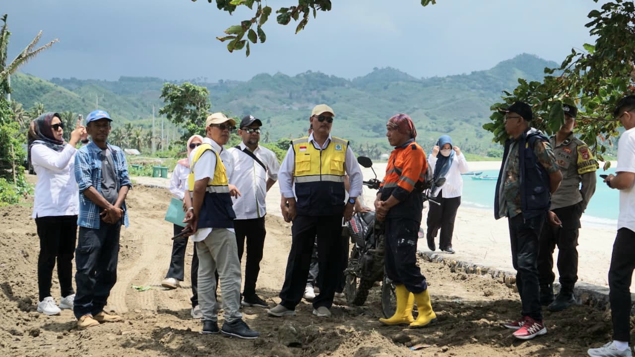 TURUN LAPANGAN: Tim Teknis Dinas PUTR Lobar saat meninjau lokasi rencana pembangunan Vila Marina Bay di kawasan Sekotong.