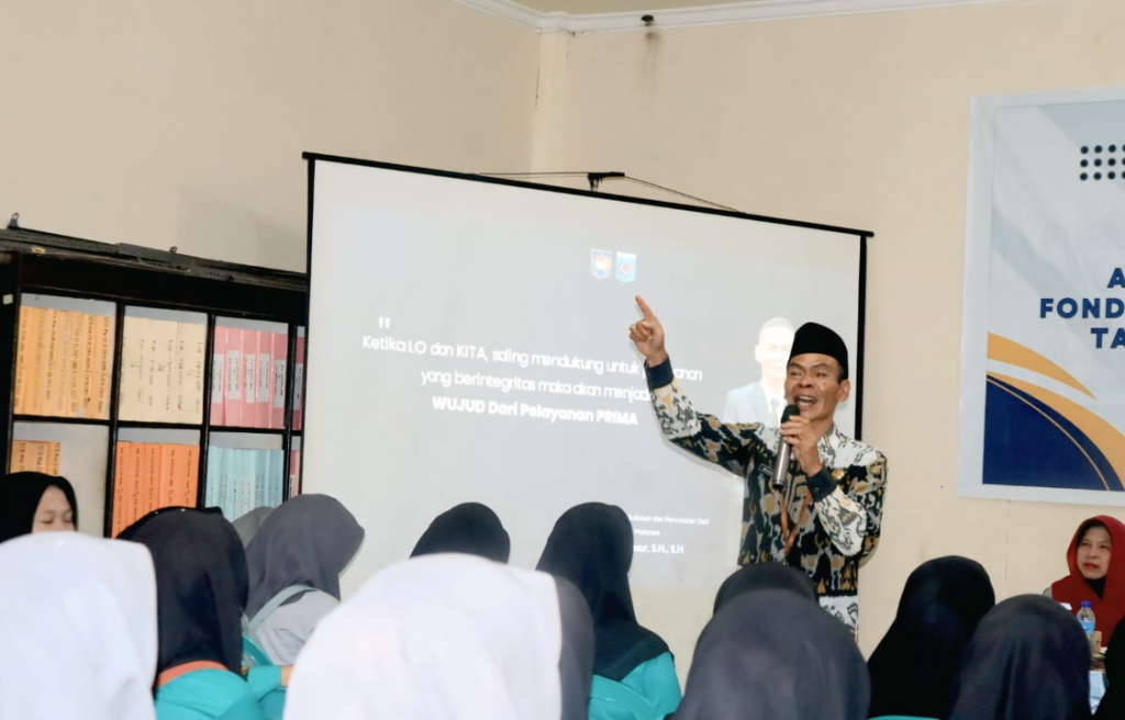 WASPADA: Kadis Dukcapil Mansur saat memberikan materi di hadapan siswa ratusan pelajar SMK Negeri 7 Mataram, Senin (24/11).