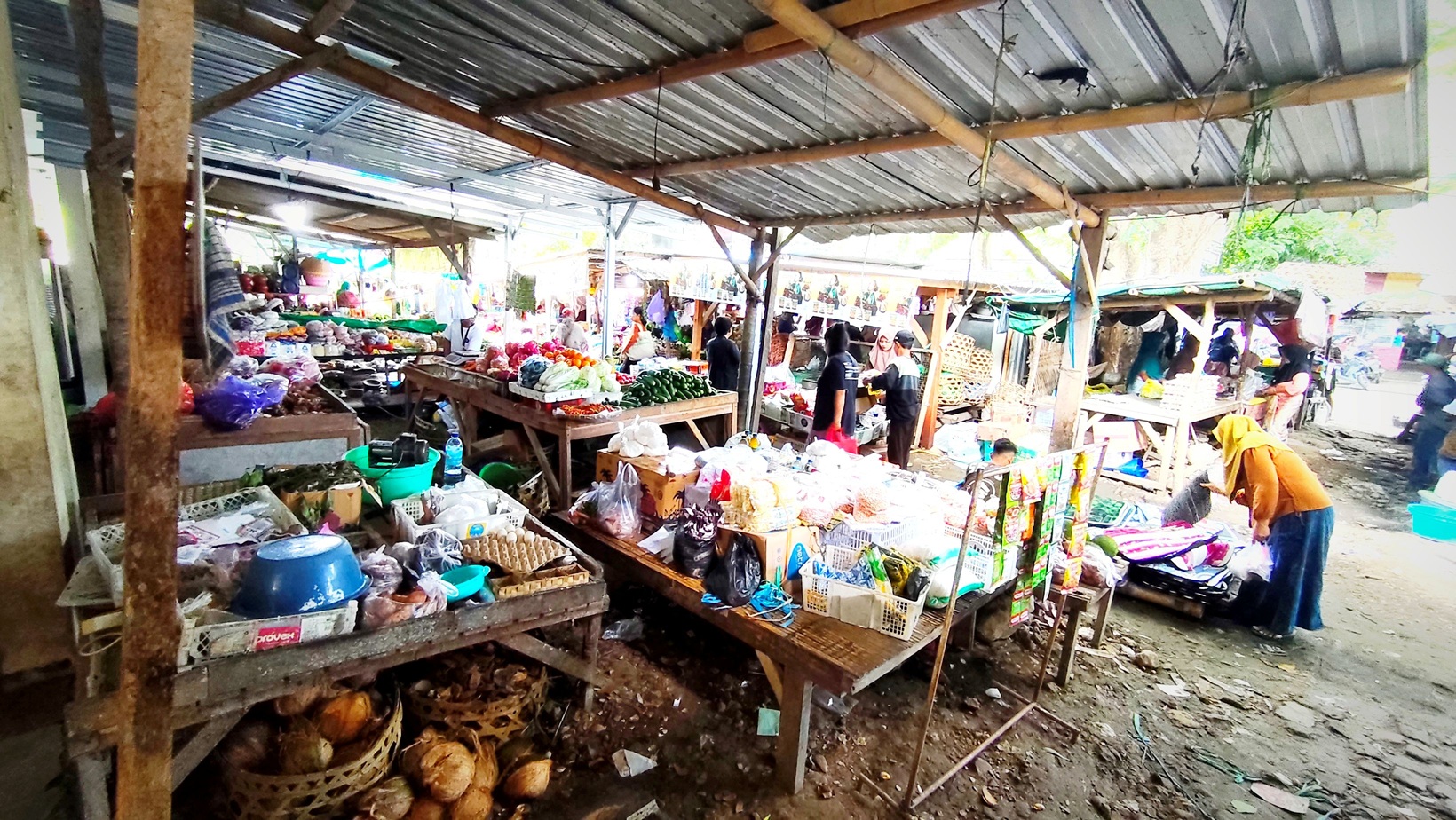 Para pedagang lebih memilih berjualan di luar gedung Pasar Kuta Mandalika, Lombok Tengah, belum lama ini.