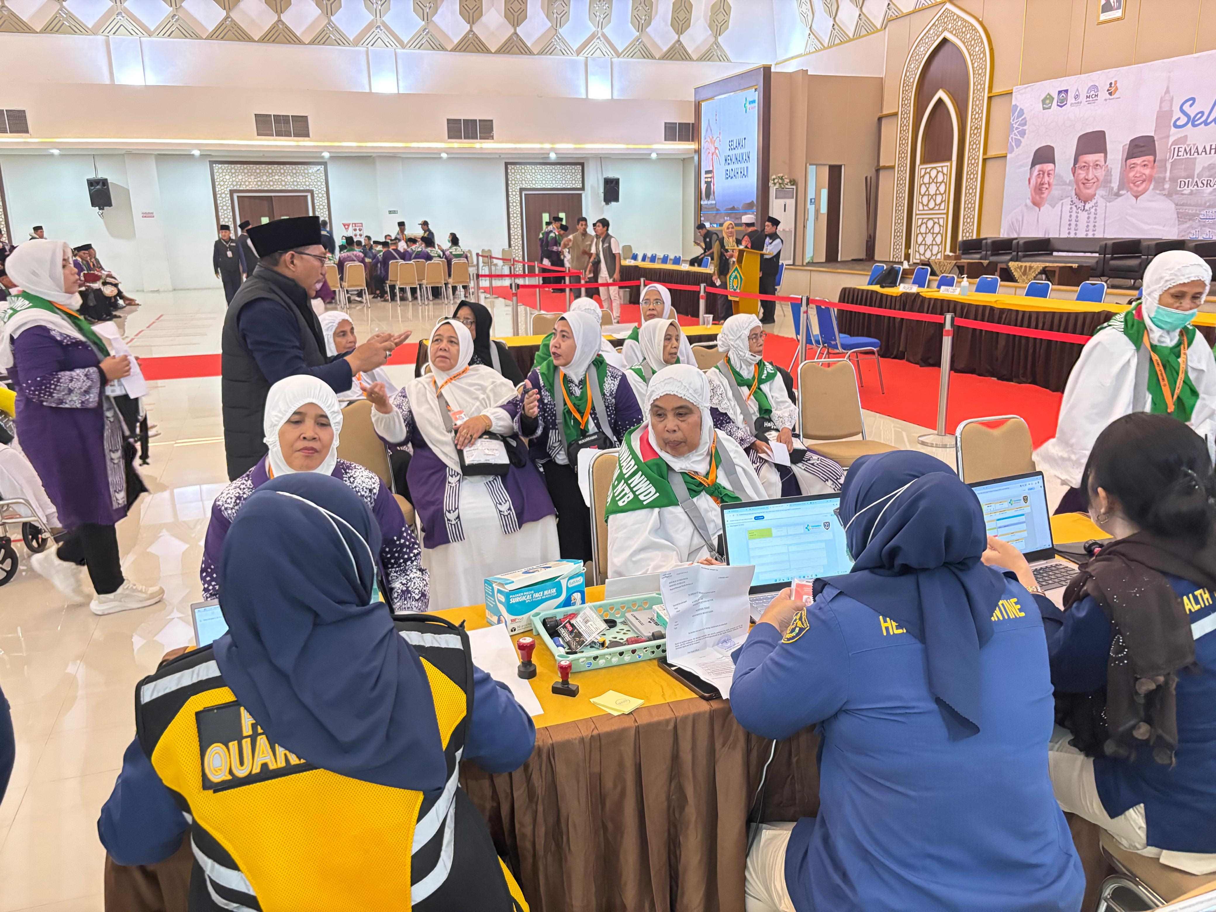 Petugas dari BKK Mataram memeriksa kesehatan para CJH, sebelum berangkat ke Tanah Suci, terpusat di aula BIR ALI I UPT Asrama Haji Embarkasi Lombok, beberapa waktu lalu.