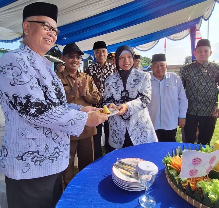 Wakil Bupati Lombok Barat Hj. Nurul Adha menerima tumpeng pada peringatan HUT PGRI ke- 80 dan 2025 di Lombok Barat, Selasa (25/11). Air mata Wabup Lobar pecah di perayaan HUT PGRI ke-80 dan HGN 2025.