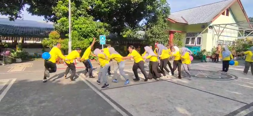 Para guru SDN 19 Cakranegara bangun soliditas melalui lomba ekor naga pada perayaan HUT PGRI dan HGN di halaman sekolah setempat, Selasa (25/11).