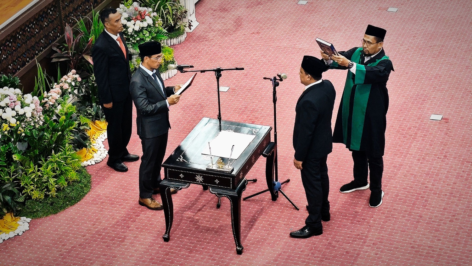 Ketua DPRD Lombok Tengah Lalu Ramdan mengambil sumpah/janji Rosidi sebagai anggota dewan sisa masa jabatan 2024-2029 di ruang sidang utama DPRD Lombok Tengah, Senin (24/11).