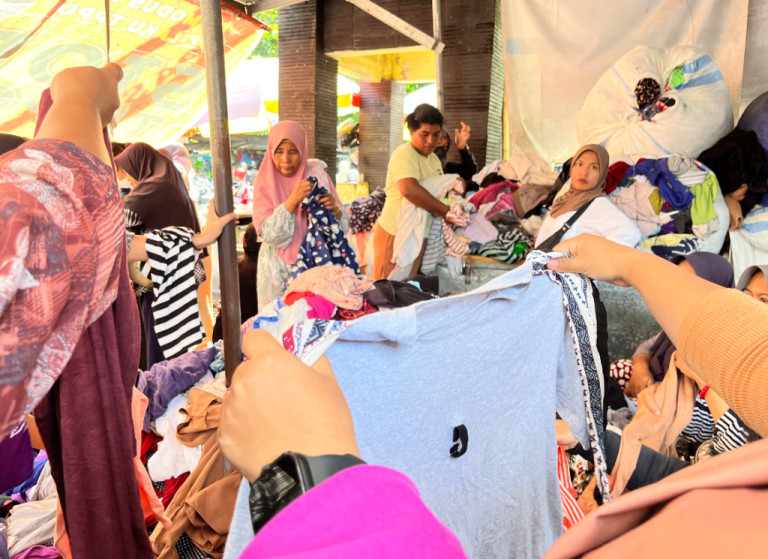 PILAH PILIH: Para pemburu pakaian bekas di Pasar Karang Sukun Mataram, akhir pekan lalu.