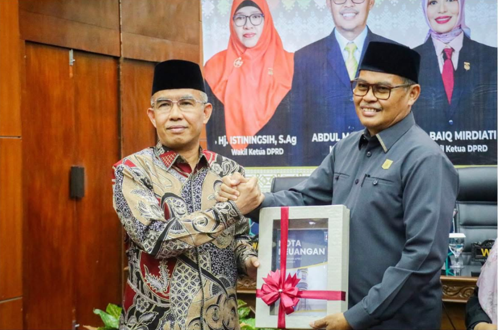 PENYERAHAN NOTA KEUANGAN: Wakil Wali Kota Mataram TGH Mujiburahman menyerahkan dokumen Pengantar Nota Keuangan RAPBD 2026 kepada Ketua DPRD Kota Mataram Abdul Malik dalam Rapat Paripurna.