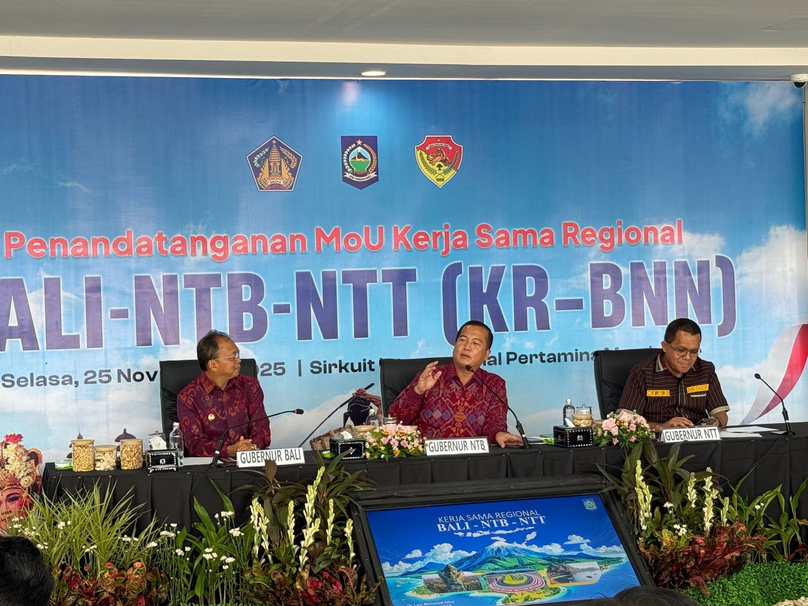 Gubernur NTB Lalu Muhamad Iqbal (tengah), saat memberikan sambutan di acara penandatangan MoU KR-BNN, di KEK Mandalika, Lombok Tengah, NTB, Selasa (25/11).