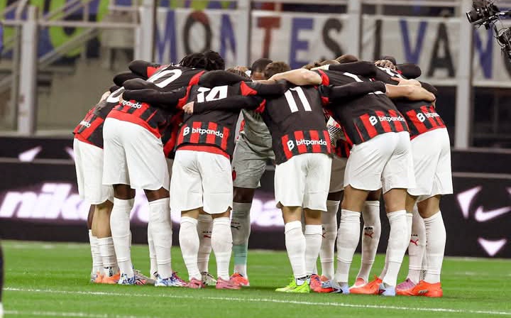 Para pemain AC Milan menyatukan visi, saat laga kontra Inter Milan.