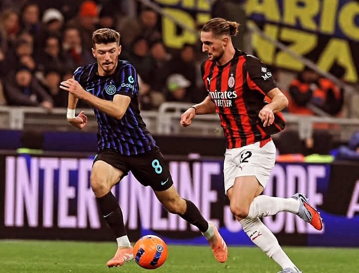 Adrien Rabiot, pemain tengah AC Milan berusaha melewati penjagaan pemain Inter Milan.