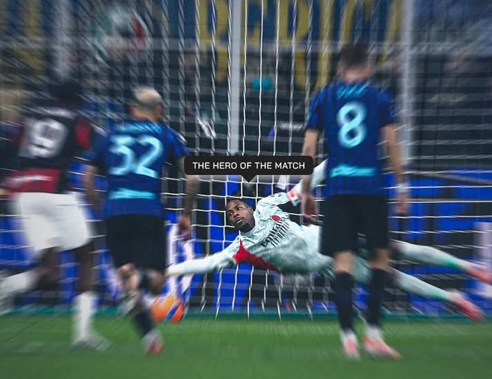 Aksi kiper AC Milan Mike Maignan yang tampil gemilang saat mengalahkan Inter Milan.