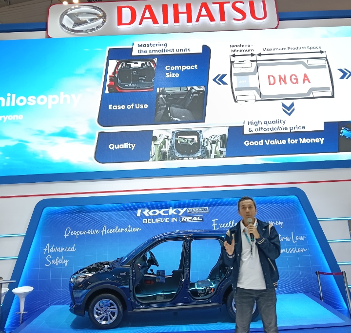 Bukan Sekadar Hybrid Biasa! Daihatsu Rocky e-SMART Bikin Heboh GJAW 2025: Siap-siap Lupakan Isi Bensin!