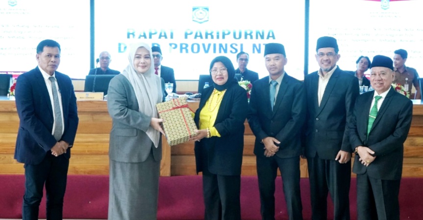 Wakil Gubernur NTB Indah Dhamayanti Putri menyerahkan Nota Keuangan APBD 2026 ke Ketua DPRD NTB Baiq Isvie Rupaeda didampingi para wakil ketua DPRD dalam rapat paripurna, Senin (24/11).
