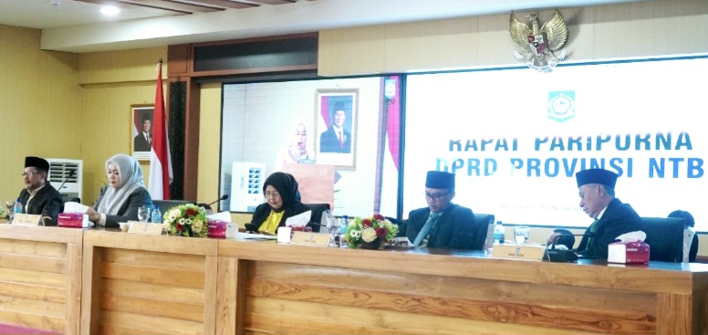 Ketua DPRD NTB Baiq Isvie Rupaeda memimpin rapat paripurna masa persidangan kesatu dengan agenda penyampaian Nota Keuangan dan Raperda tentang APBD 2026, Senin (24/11).