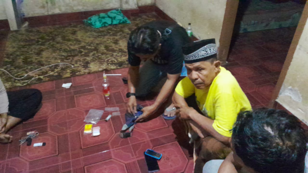 tim satresnarkoba Polres Lotim saat melakukan penggeledahan di rumah terduga pelaku yang disaksiakn oleh sejumlah saksi