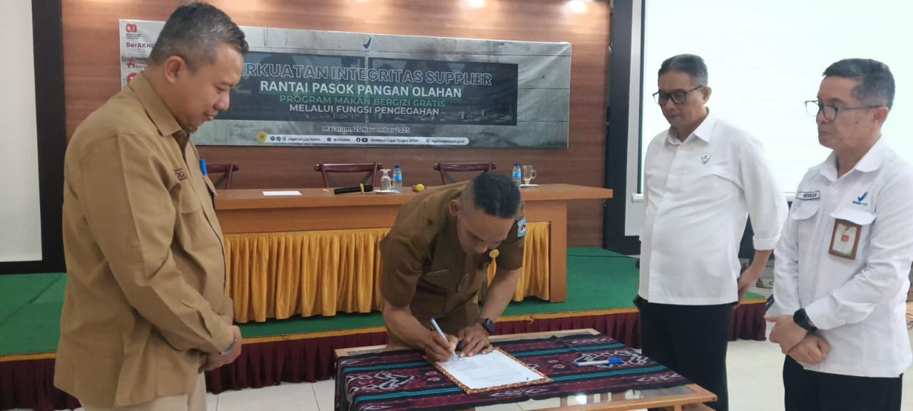 Penandatanganan pernyataan komitmen bersama pencegahan kejahatan pada ekosistem rantai pasok pangan olahan program MBG yang dilaksanakan di Meninting, Lombok Barat, Selasa (25/11).