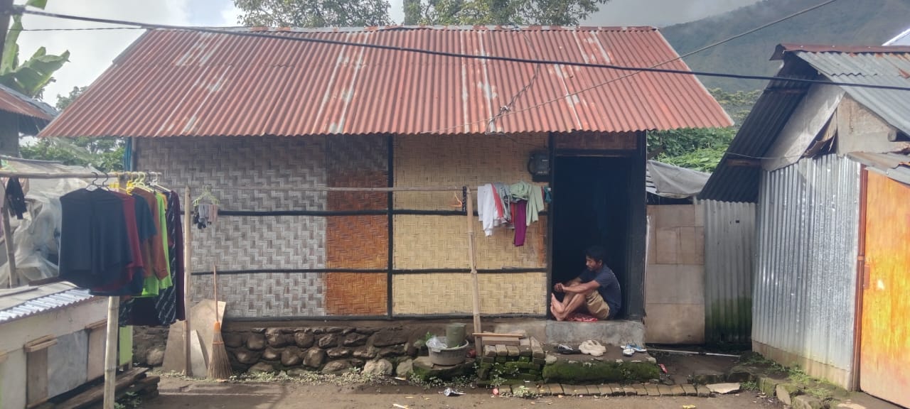 Hulwan warga Desa Sembalun hidup miskin saat duduk di depan rumahnya