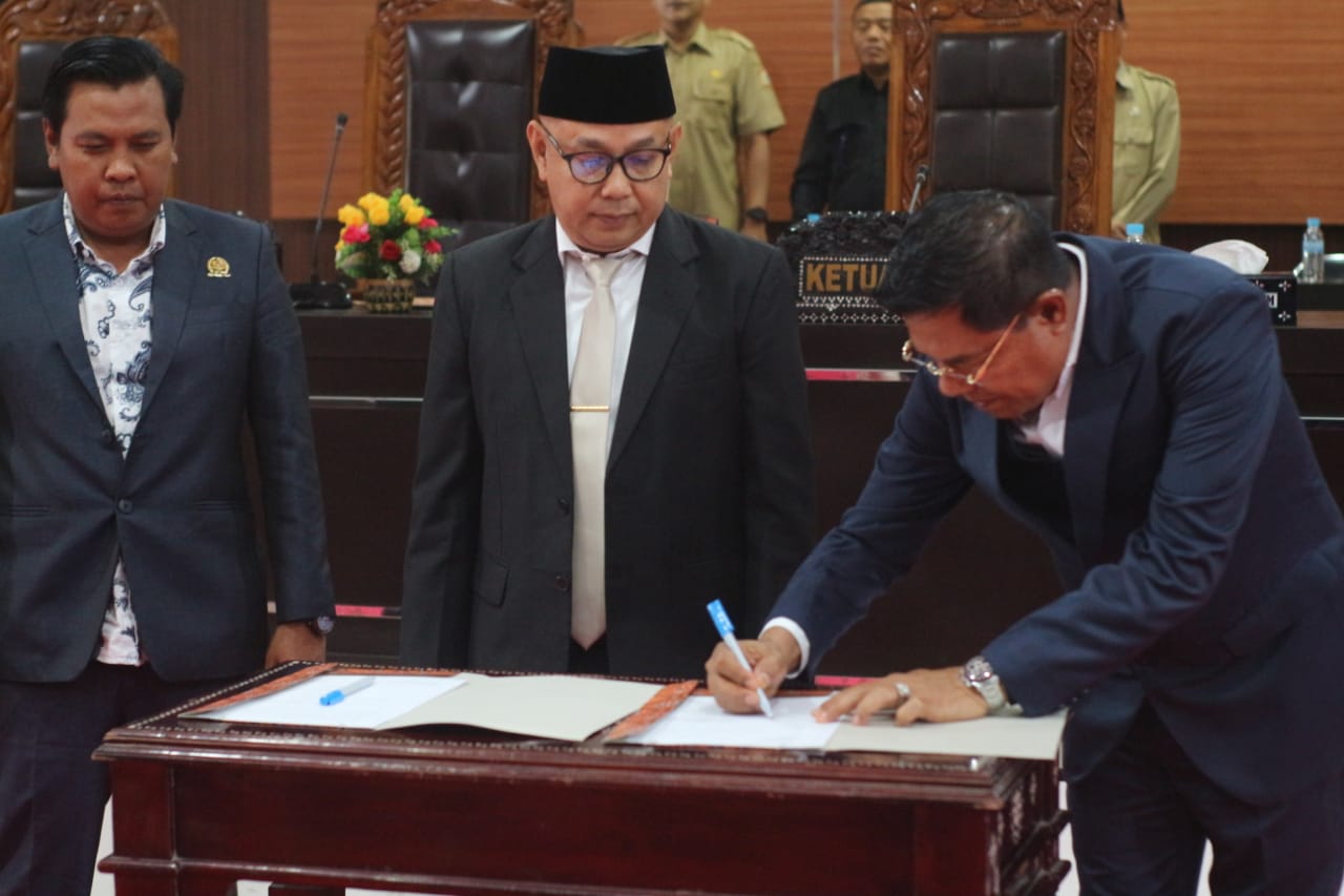 Bupati Lombok Timur menandatangani nota kesepahaman Rancangan KUA PPAS APBD 2026 pada rapat paripurna, Senin (24/11).