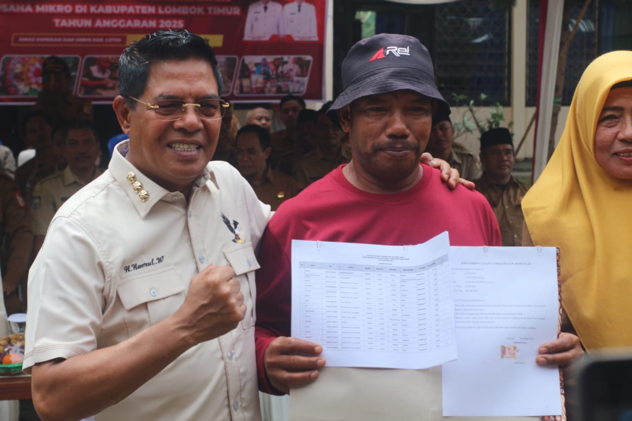 Bupati Lotim Haerul Warisin saat menyerahkan bantuan modal usaha kepada UMKM Lotim di Kecamatan Selong, Senin (24/11)