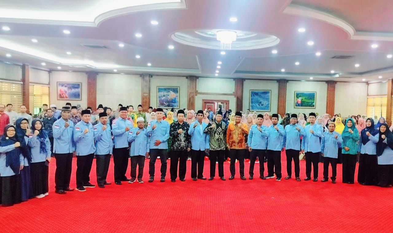 Foto bersama Ketua Umum DPW BKPRMI NTB H Jamaludin bersama narasumber, staf ahli wali kota, jajaran pengurus DPW, undangan dan seluruh peserta pelatihan nasional metode iqro dan BCM, Sabtu (22/11).