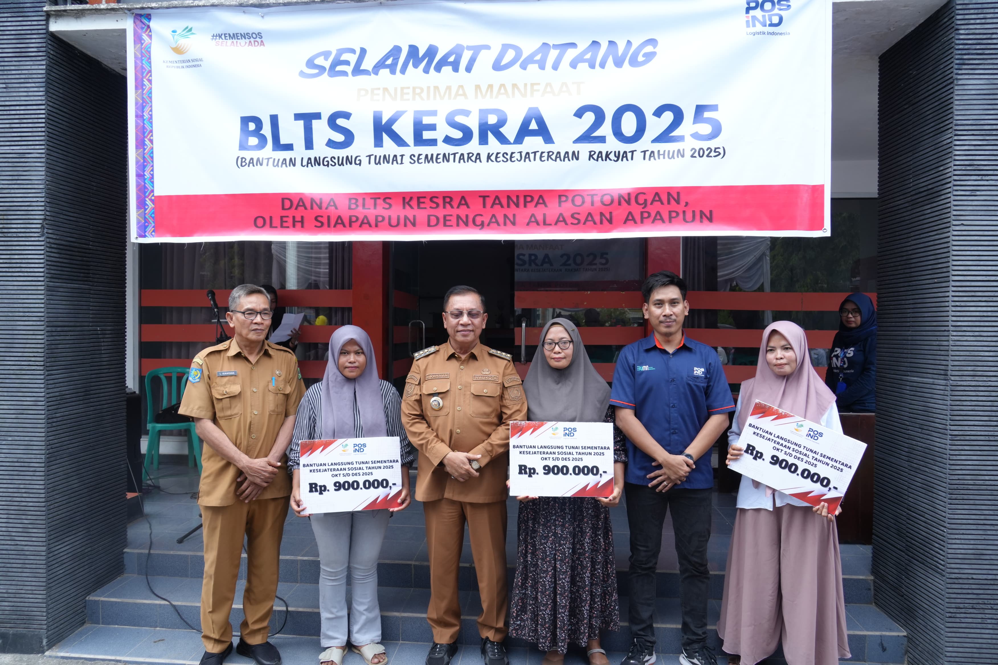 Wali Kota Bima HA Rahman H Abidin berfoto bersama dengan warga penerima BLTS, Senin (24/11).