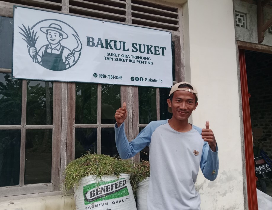 JELI LIHAT PELUANG: Riyang Gati di &rdquo;kantor&rdquo;-nya di Pendulan, Sumberagung, Sleman, Selasa (18/11).