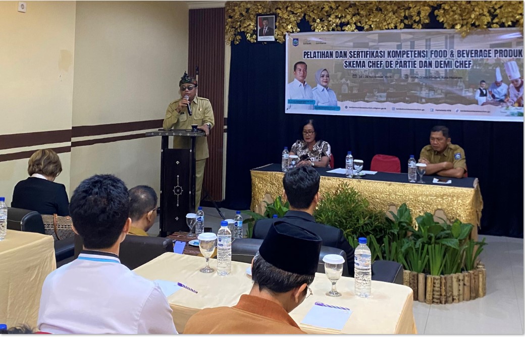 MEMBUKA PELATIHAN: Sekretaris Dispar NTB Mulki memberi sambutan saat membuka acara Pelatihan dan Sertifikasi Kompetensi Food & Beverage Product Skema Chef de Partie di Hotel Grand Madani.