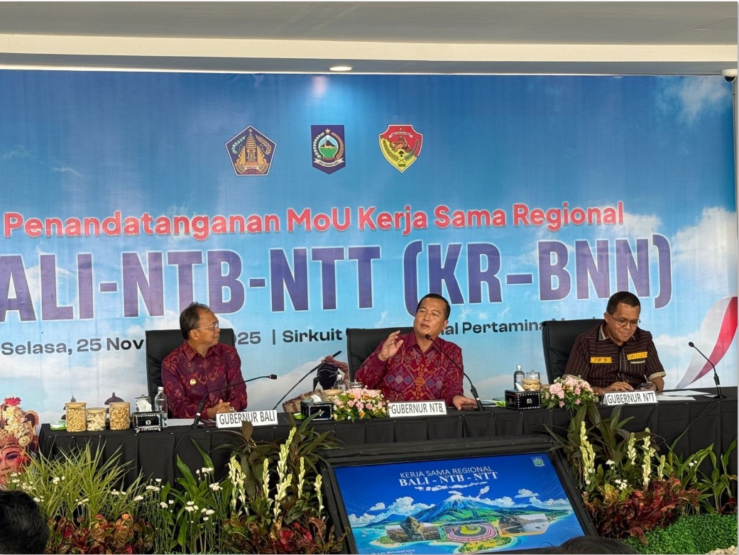 KERJA SAMA REGIONAL: Gubernur Bali&nbsp;I Wayan Koster (kiri), Gubernur NTB Lalu Muhamad Iqbal (tengah), dan Gubernur NTT Emanuel Melkiades Laka Lena (kanan) saat pertemuan di kawasan Sirkuit Internasional