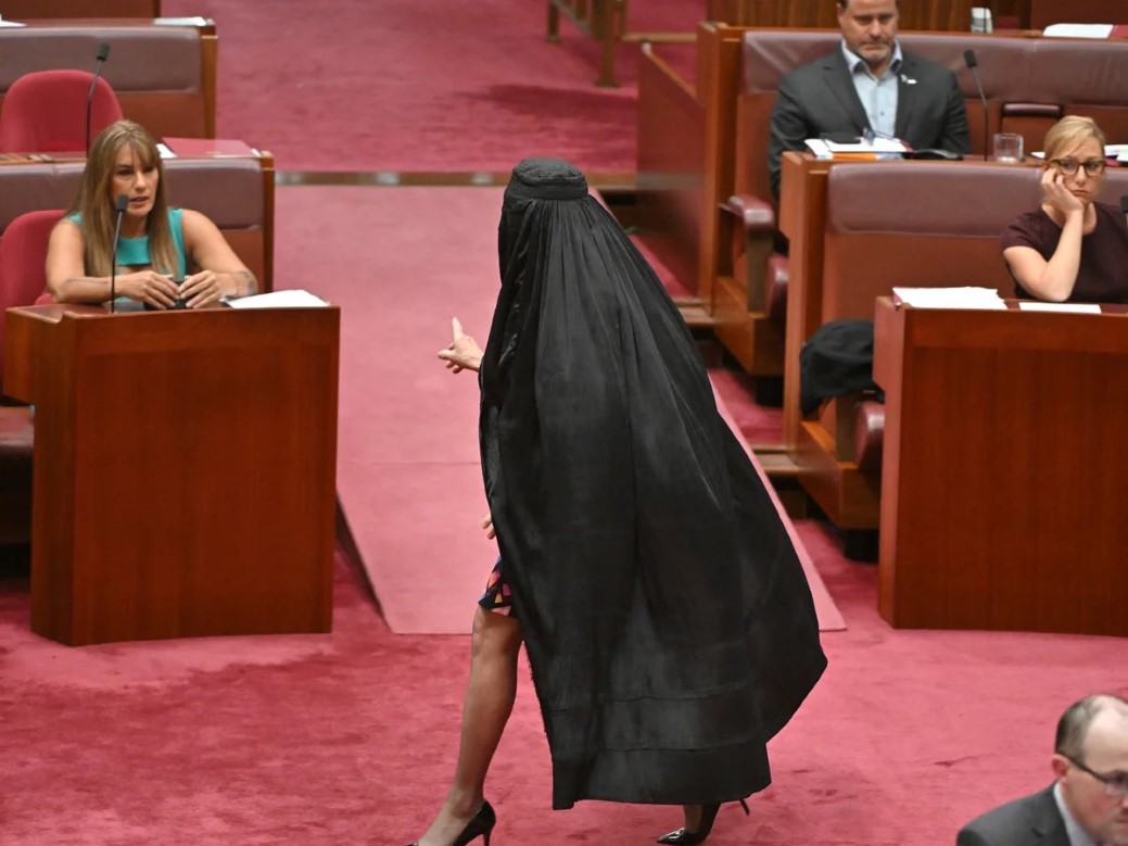 KONTROVERSIAL: Senator Pauline Hanson mengenakan burqa saat menghadiri sidang Majelis Tinggi Parlemen Australia di Canberra pada Senin (24/11) sore waktu setempat.