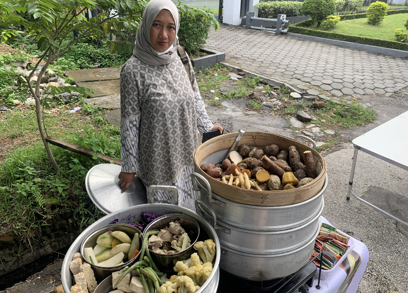 Annisa saat berjualan kukusan di Jalan Majapahit, depan Jasa Raharja.