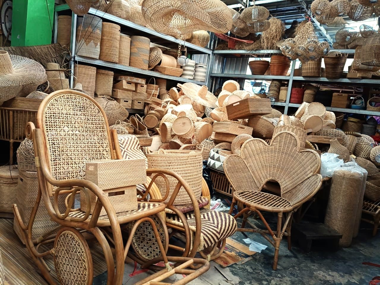 Berbagai produk kerajinan bambu yang dihasilkan perajin di Wahana Bambu Willis, Gunung Sari, Lombok Barat.