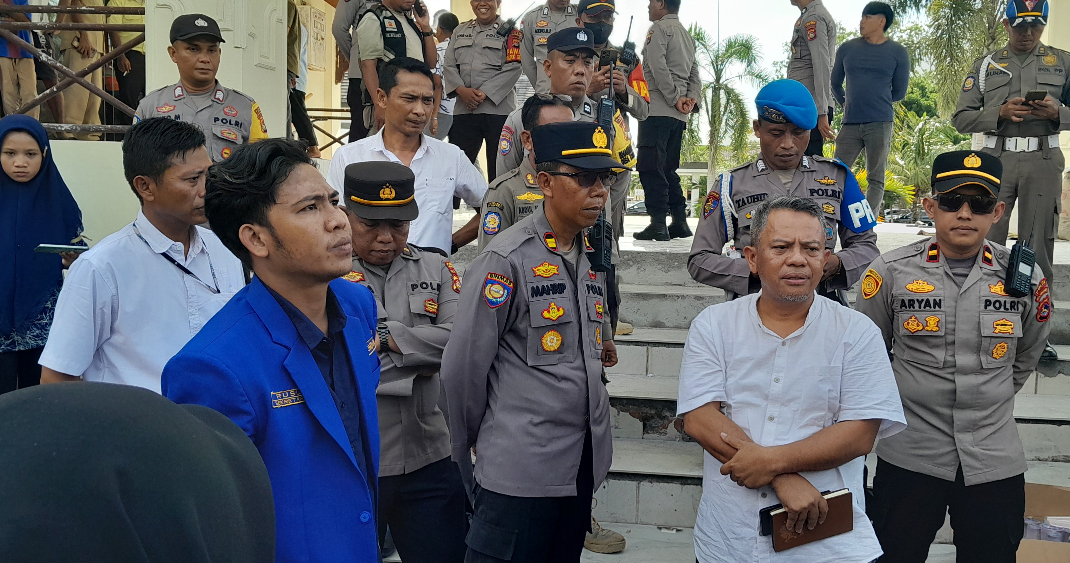 AKSI: Sejumlah mahasiswa saat melakukan aksi unjuk rasa di depan Kantor DPRD Lombok Barat menuntut transparansi penggunaan dana pokir, Selasa (25/11).