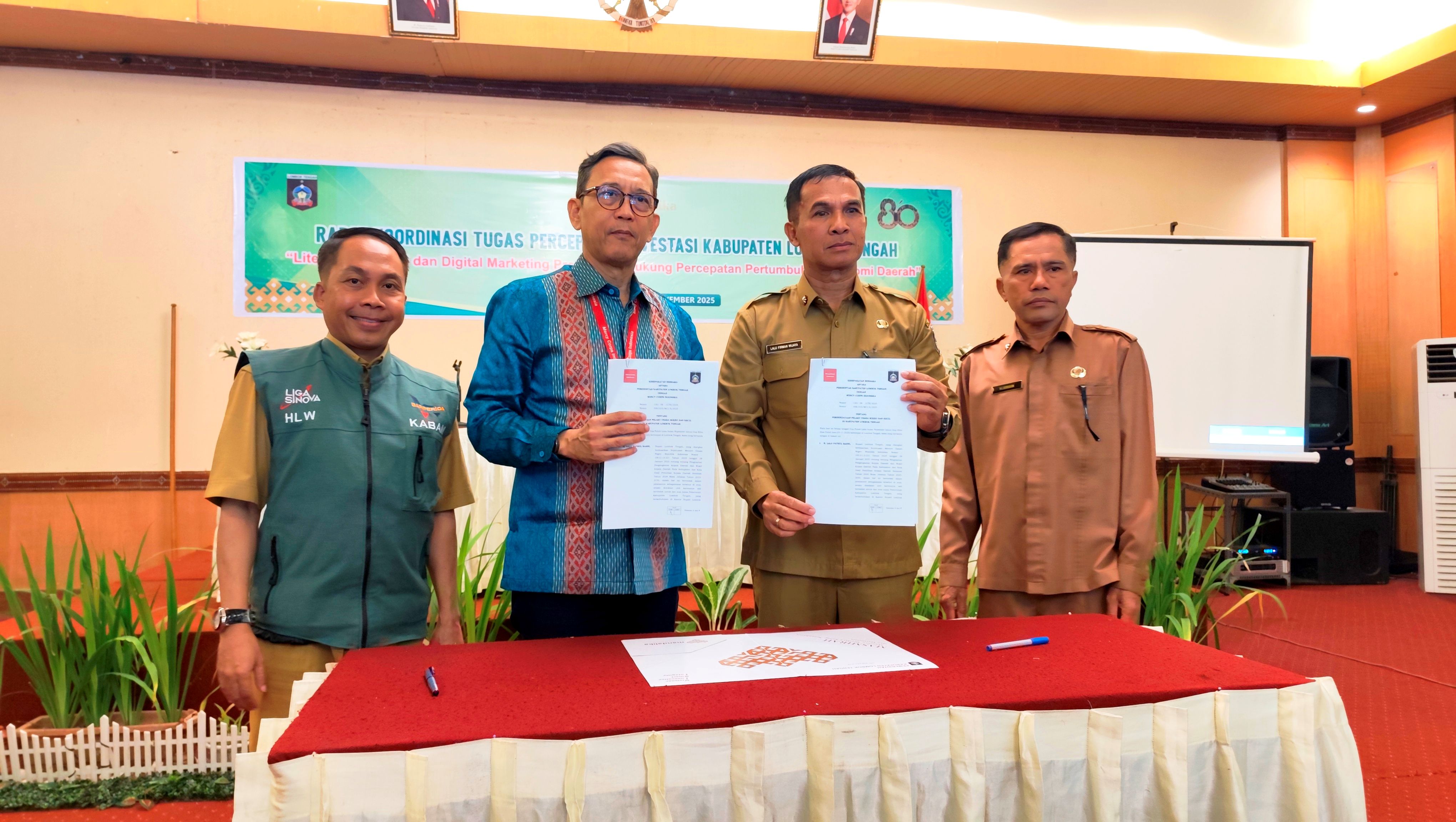 Sekretaris Daerah Lombok Tengah Lalu Firman Wijaya (dua kanan) bersama Direktur Eksekutif Mercy Corps Indonesia Ade Soekadis (dua kiri) menunjukkan kesepakatan bersama di Grand Royal BIL Lombok Hotel,