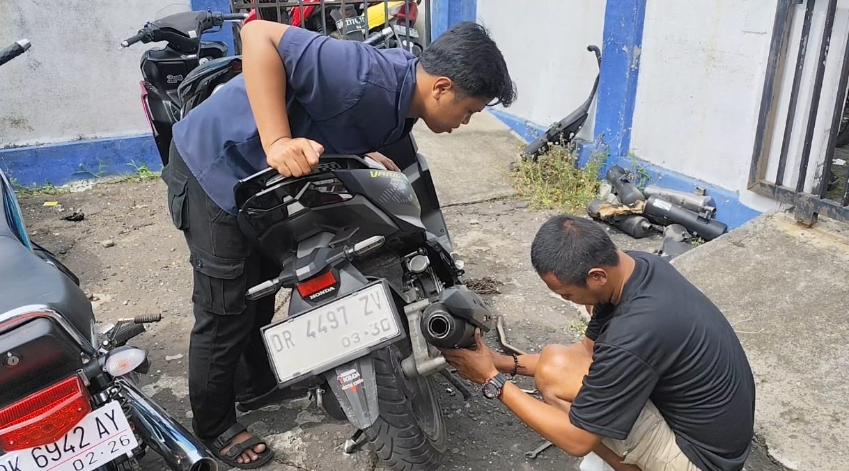 Salah satu pengendara bawah umur yang terjaring razia zebra saat mengganti knalpotnya di Satlantas Polres Lotim.