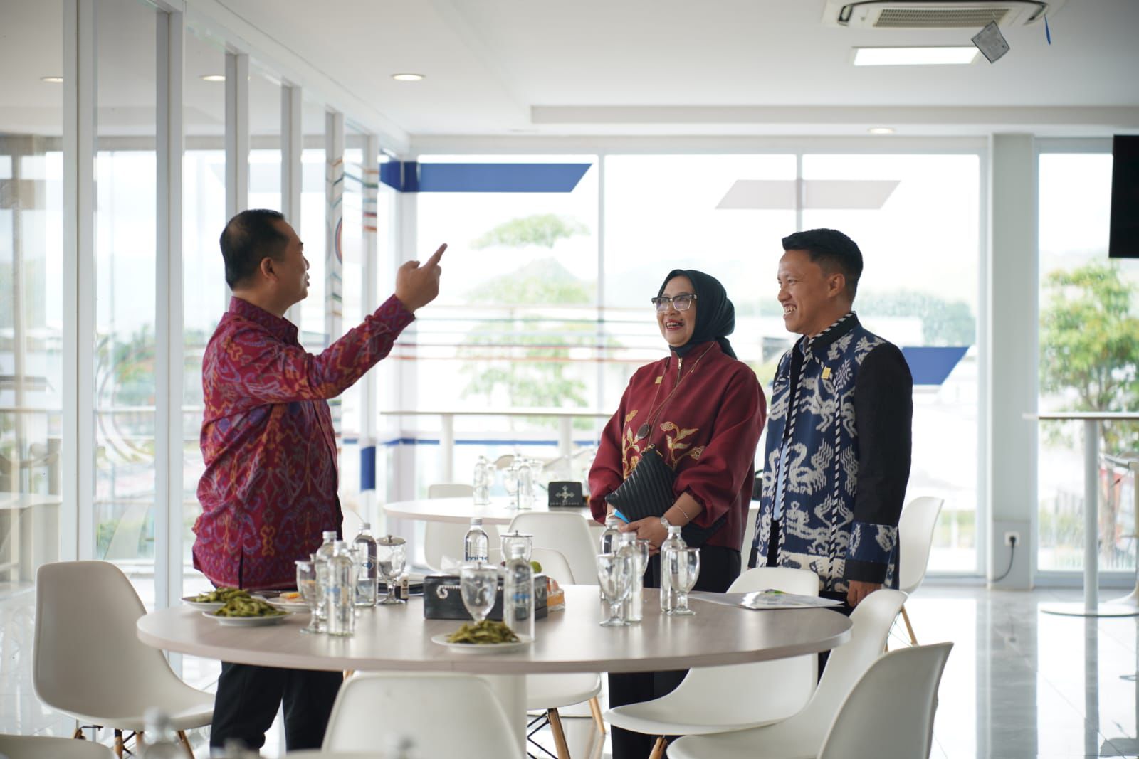 Gubernur NTB Lalu Muhammad Iqbal (kiri) bersama GM PT PLN (Persero) UIP Nusra Rizki Aftarianto (kanan) dan GM PLN UIW NTB Sri Heni Purwanti, menghadiri acara penandatanganan MoU KR-BNN di Mandalika.